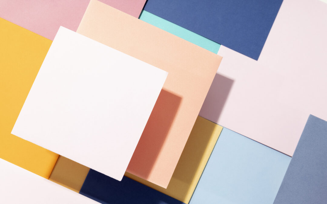 Image présentant divers types de papier avec textures, formats et grammages variés, idéaux pour vos impressions.